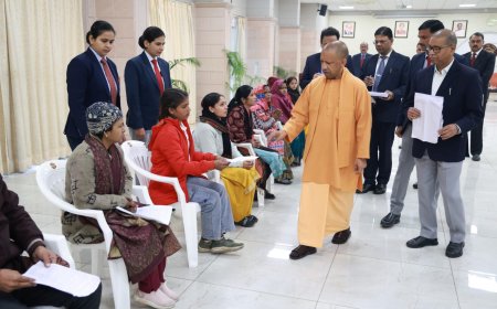 मुख्यमंत्री योगी आदित्यनाथ ने 'जनता दर्शन' में आए लोगों का स्वागत किया