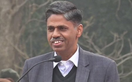 उत्तर प्रदेश के सबसे भ्रष्ट विभागों में से एक, स्टेट टैक्स डिपार्टमेंट के प्रिंसिपल सेक्रेटरी एम. देवराज को हटाए जाने से भ्रष्ट लोगों में खुशी की लहर दौड़ गई है