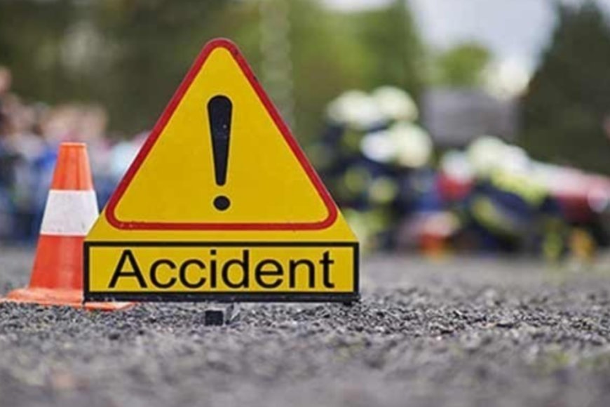 Ballia News: एक स्कॉर्पियो गाड़ी के डंपर से टकराने के बाद उसमें आग लग गई, जिससे एक डांसर की मौत हो गई और पांच अन्य घायल हो गए। गाड़ी पलटने से चीख-पुकार मच गई