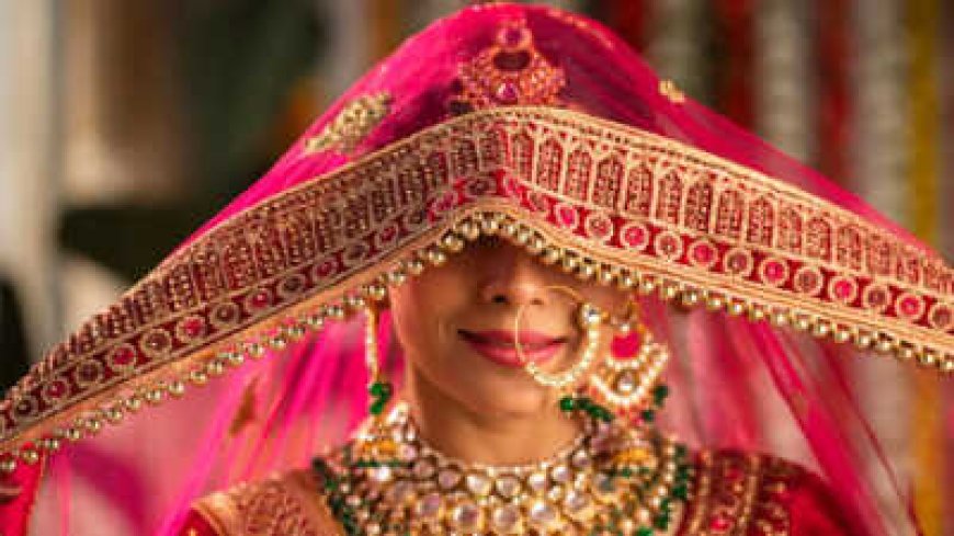 शादी की रात जब पति सुबह 1:30 बजे उठा तो दुल्हन आस-पास नहीं थी। जब उसने उसे ढूंढा तो वह थोड़ी दूर पर इस हालत में मिली