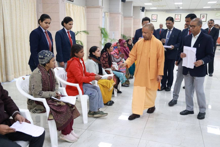 मुख्यमंत्री योगी आदित्यनाथ ने 'जनता दर्शन' में आए लोगों का स्वागत किया